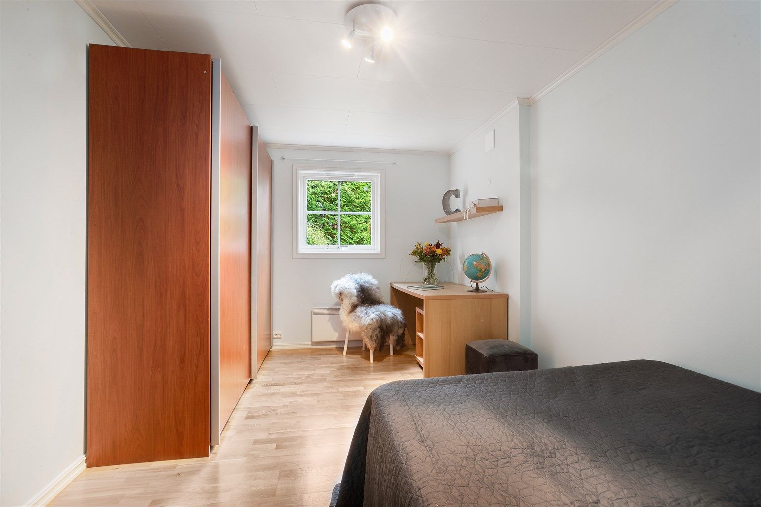 Rommet har skyvedørsgarderobe med rikelig oppbevaringsplass (ikke godkjent for varig opphold). 