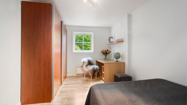Rommet har skyvedørsgarderobe med rikelig oppbevaringsplass (ikke godkjent for varig opphold).