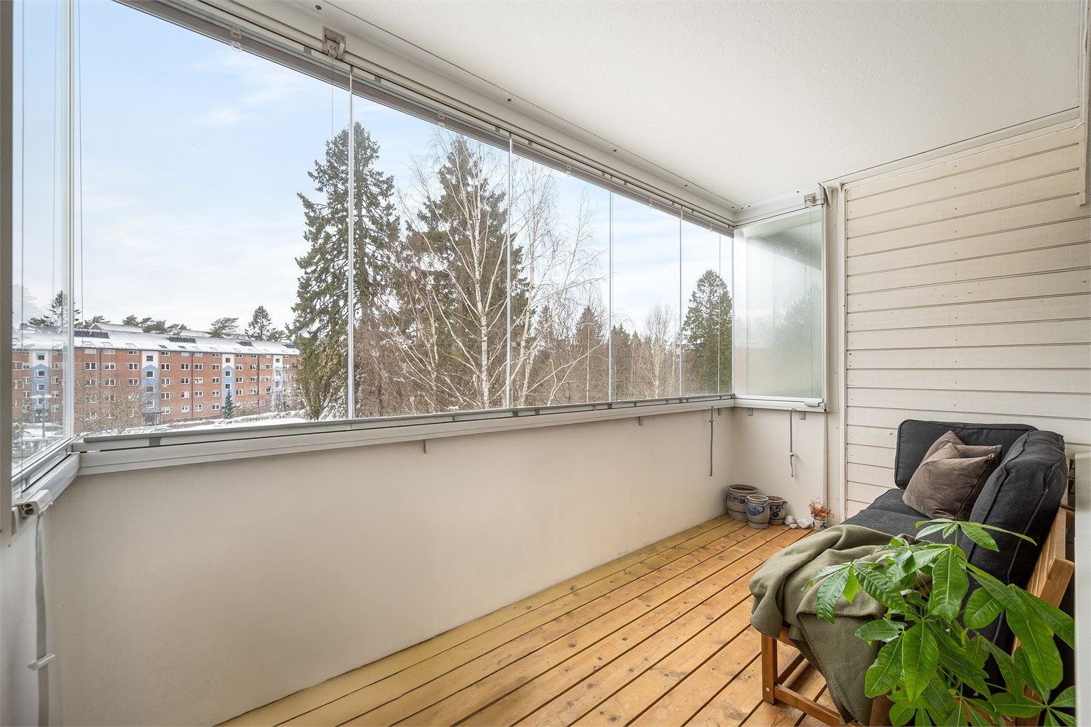 Leiligheten ligger i 2. etasje jeg har en innglasset, vestvendt balkong på ca. 9 kvm.