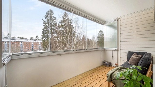 Leiligheten ligger i 2. etasje jeg har en innglasset, vestvendt balkong på ca. 9 kvm. Foto: Martine Eren Studio