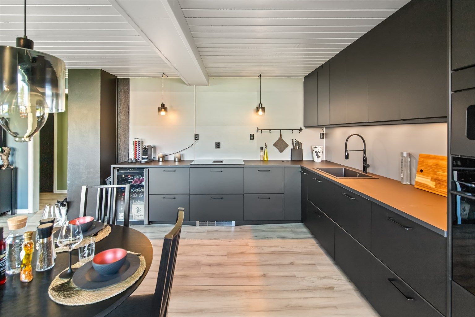 Her har du godt med både skap og benkplass