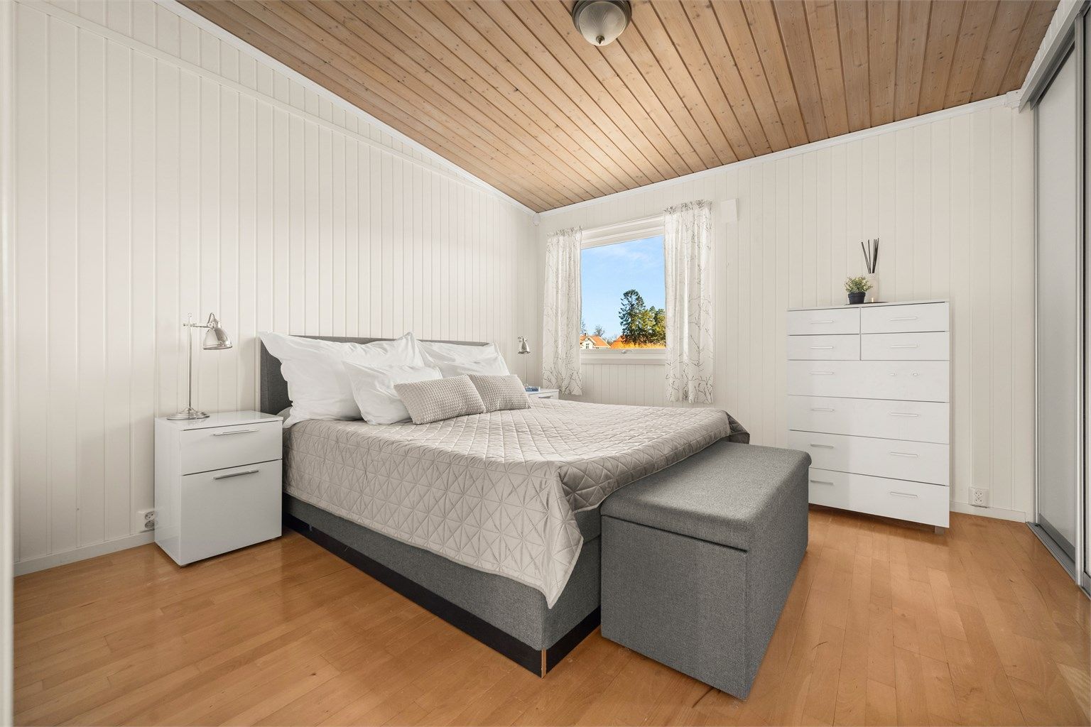 Hovedsoverommet har god plass til dobbeltseng og er utstyrt med en romslig skyvedørsgarderobe.