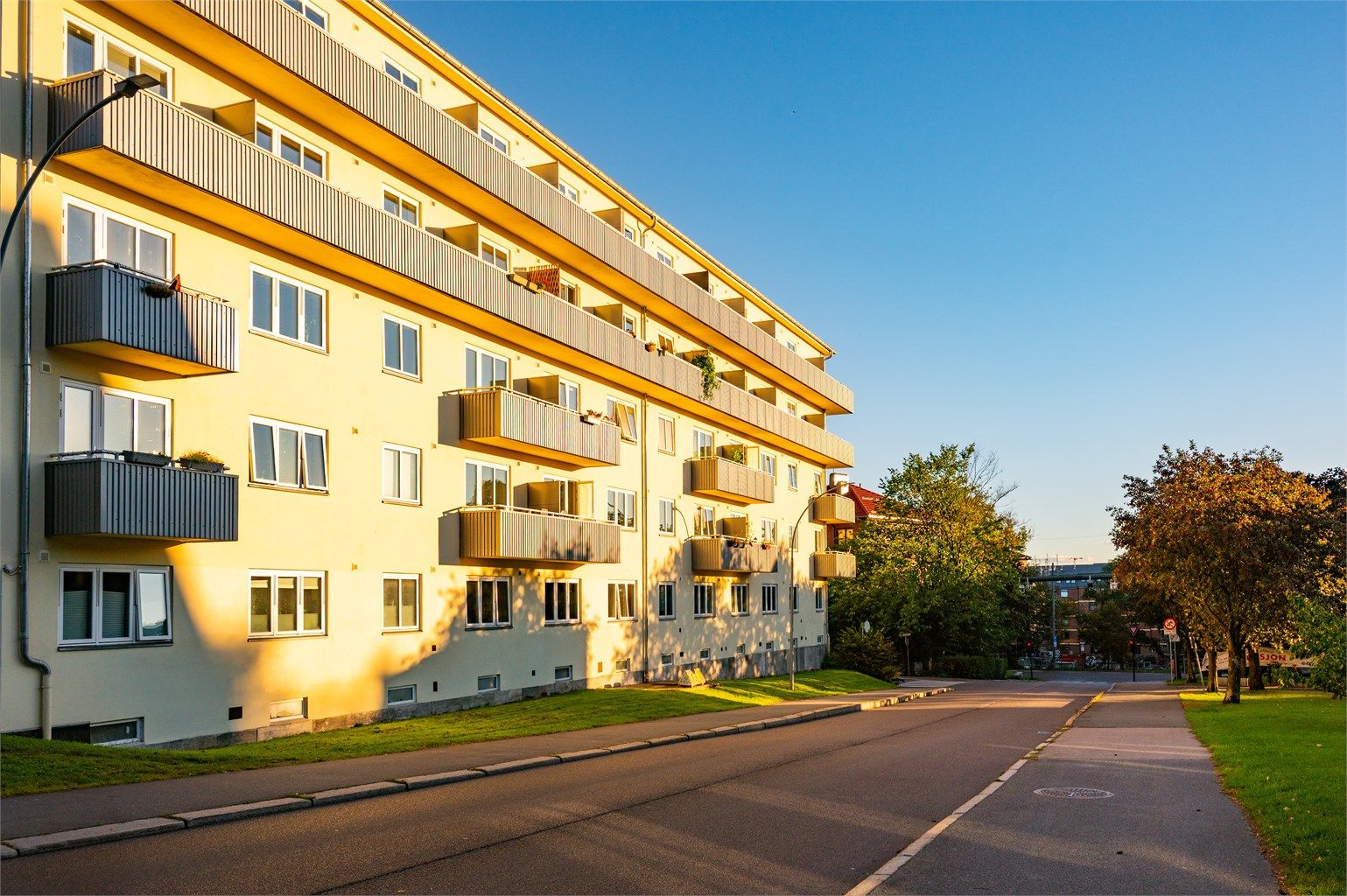 Leiligheten ligger veldig sentralt med kort vei til butikker, restauranter, kaféer og kollektivtransport.