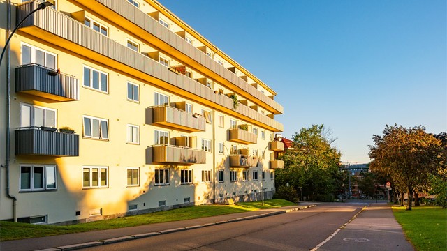 Leiligheten ligger veldig sentralt med kort vei til butikker, restauranter, kaféer og kollektivtransport.