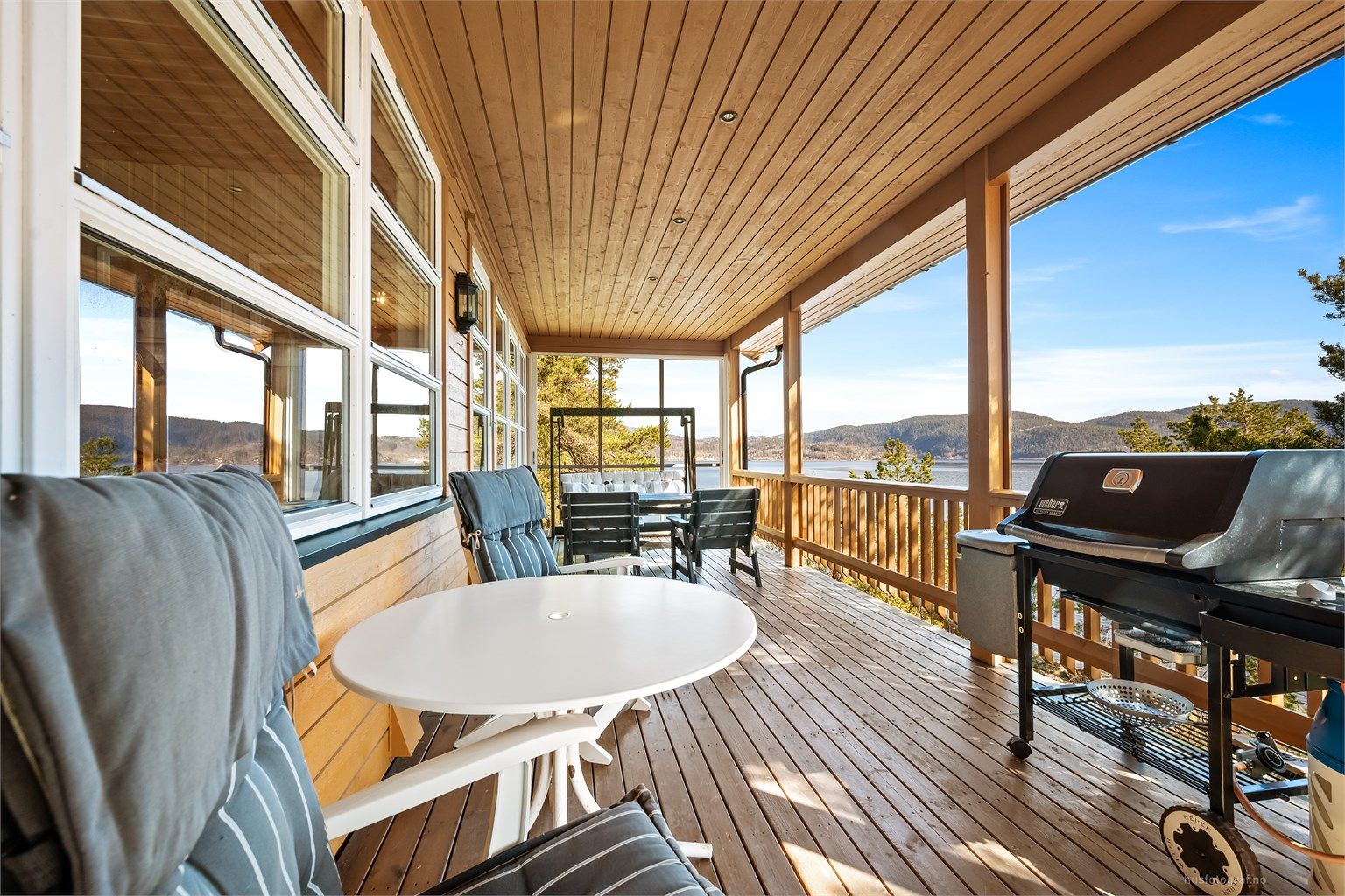 Den overbygde delen av verandaen gir ly for været og gjør at uteplassen kan nytes store deler av sesongen.