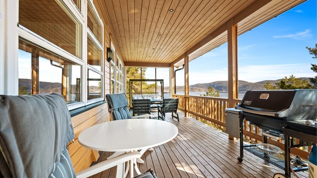 Den overbygde delen av verandaen gir ly for været og gjør at uteplassen kan nytes store deler av sesongen.