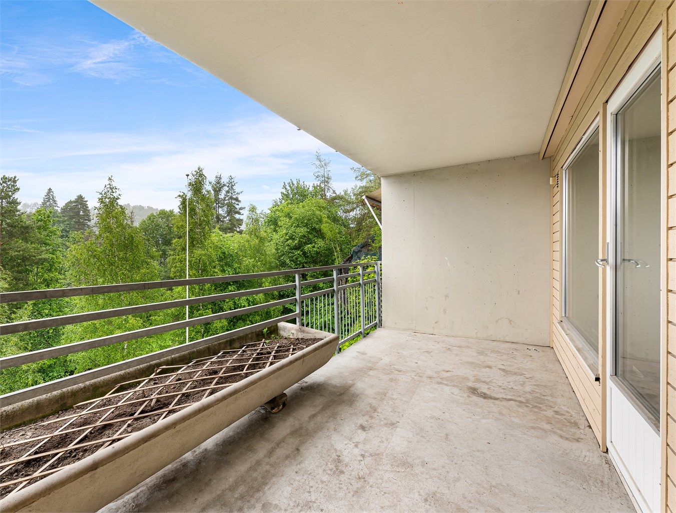 Et hyggelig bomiljø for folk i alle aldre. Det er for øvrig heis i bygget. Leiligheten ligger i 5 etg. med fritt utsyn! Man har enerett til biloppstillingsplass i felles garasjeanlegg. Leiligheten har 2 sov.