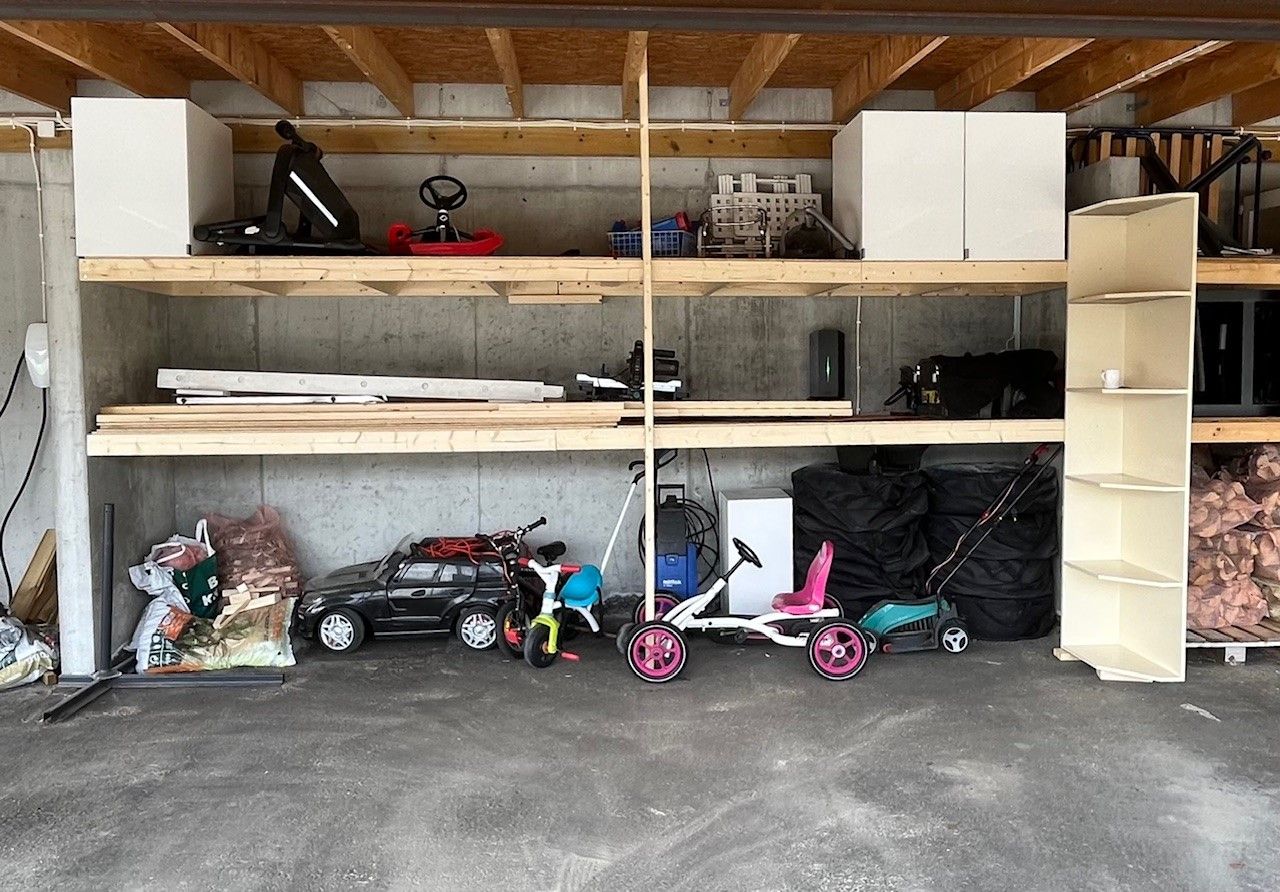 Carport med gode lagringsmuligheter i bakkant