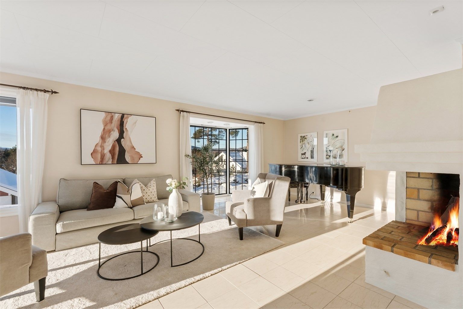 Gulvet i stuen har gjennomgående fliser med behagelig gulvvarme.