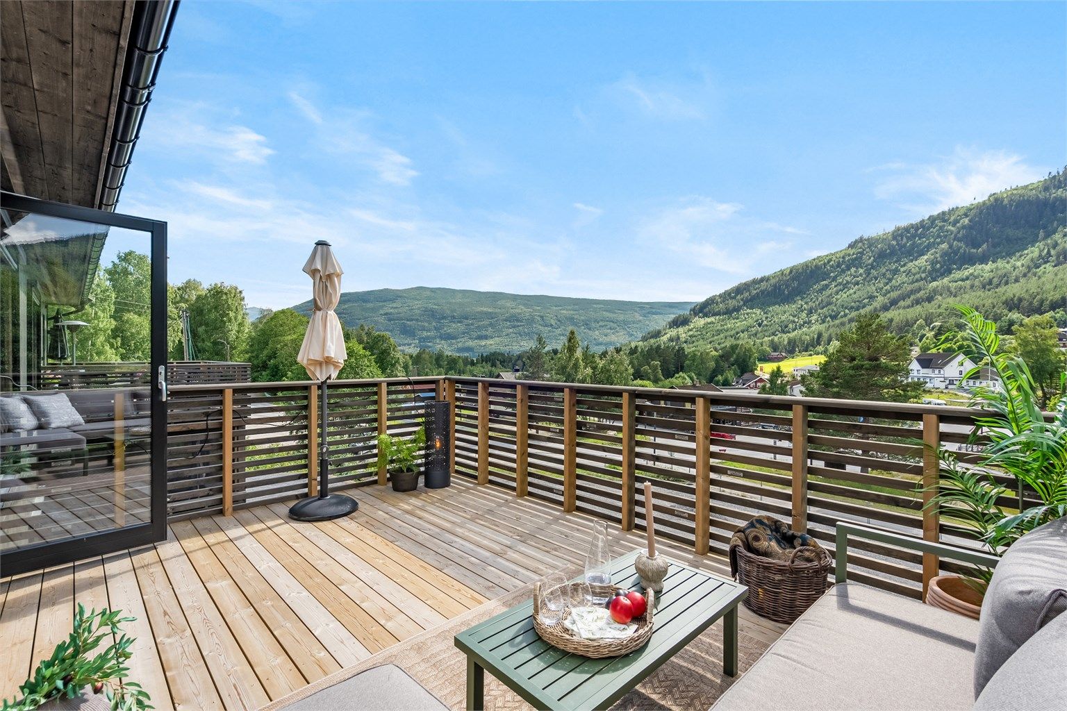 Fra stuen er det utgang til en nydelig terrasse på 14 kvm. Terrassen er vestvendt, har gode solforhold og fantastisk utsikt