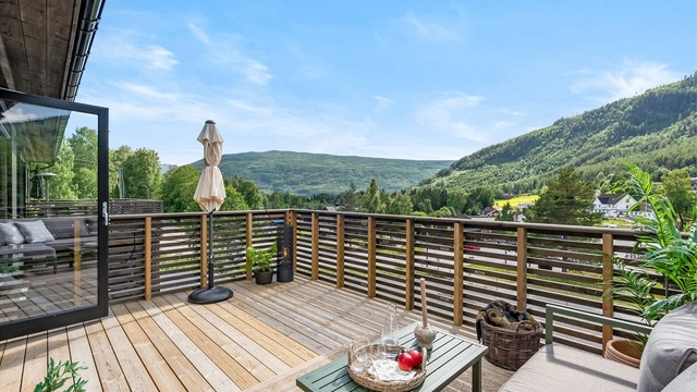 Fra stuen er det utgang til en nydelig terrasse på 14 kvm. Terrassen er vestvendt, har gode solforhold og fantastisk utsikt