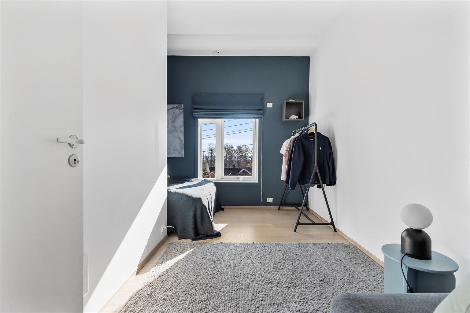 I 2.etasje er det tre soverom. Disse passer godt som gjesterom, barnerom eller kontor.