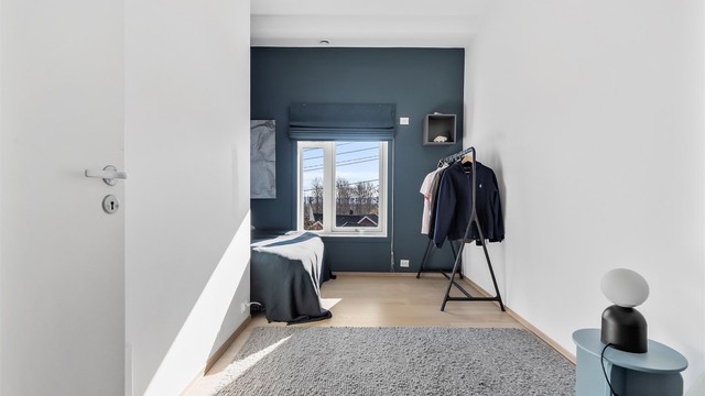 I 2.etasje er det tre soverom. Disse passer godt som gjesterom, barnerom eller kontor.