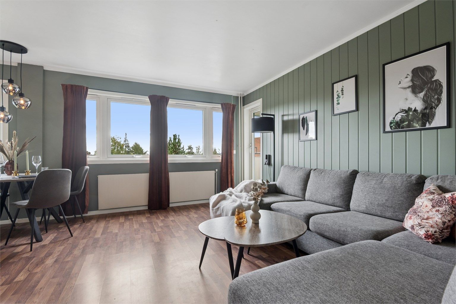 Leiligheten varmes opp via radiatorer og gulvvarme på bad. 