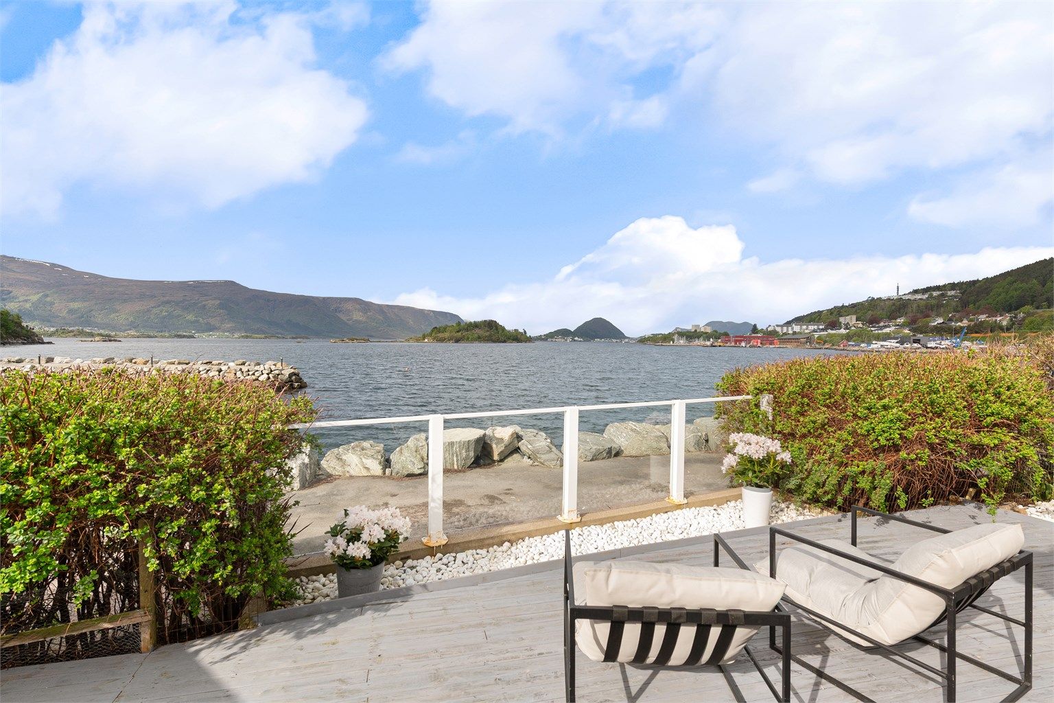 Eiendommen har sørvestvendt markterrasse på 34 kvm med en unik og flott beliggenhet og utsikt mot sydvest