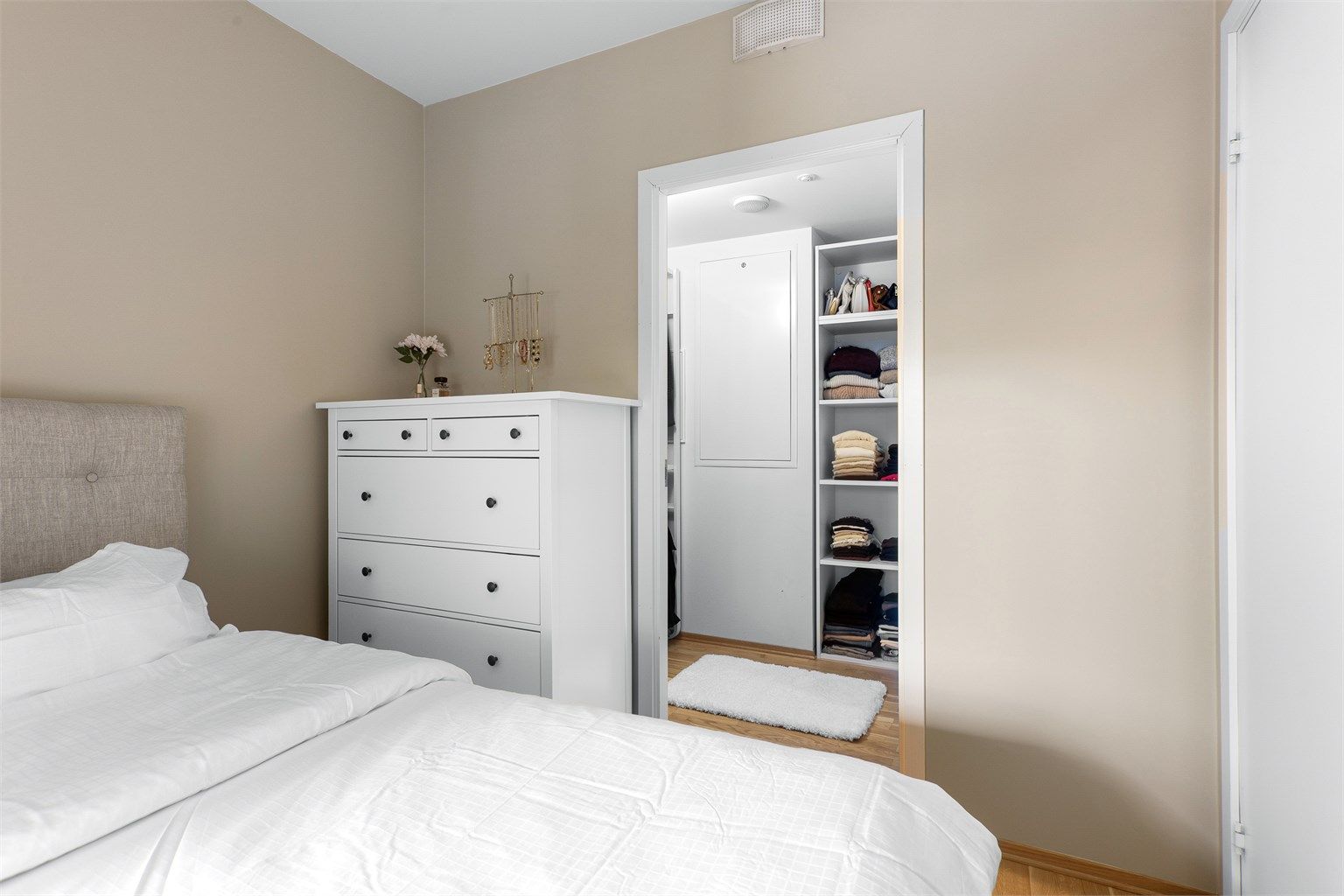 Soverom I har direkte adkomst til garderoberom. 