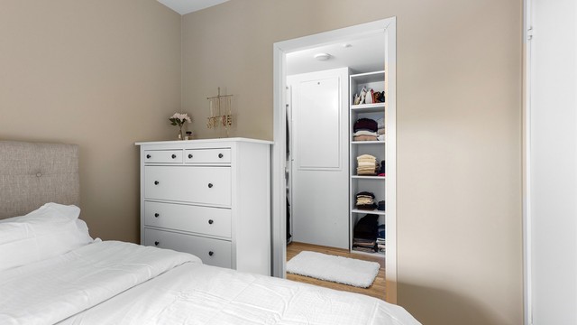 Soverom I har direkte adkomst til garderoberom.