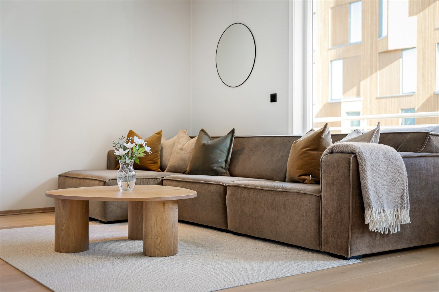 Stuen har god plass til en romslig sofagruppe og oppvarmes med radiator tilknyttet fjernvarme.