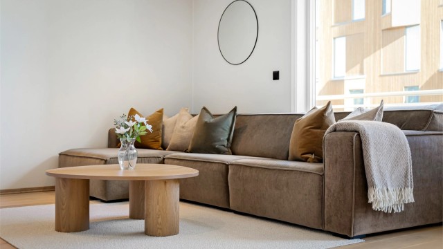 Stuen har god plass til en romslig sofagruppe og oppvarmes med radiator tilknyttet fjernvarme.