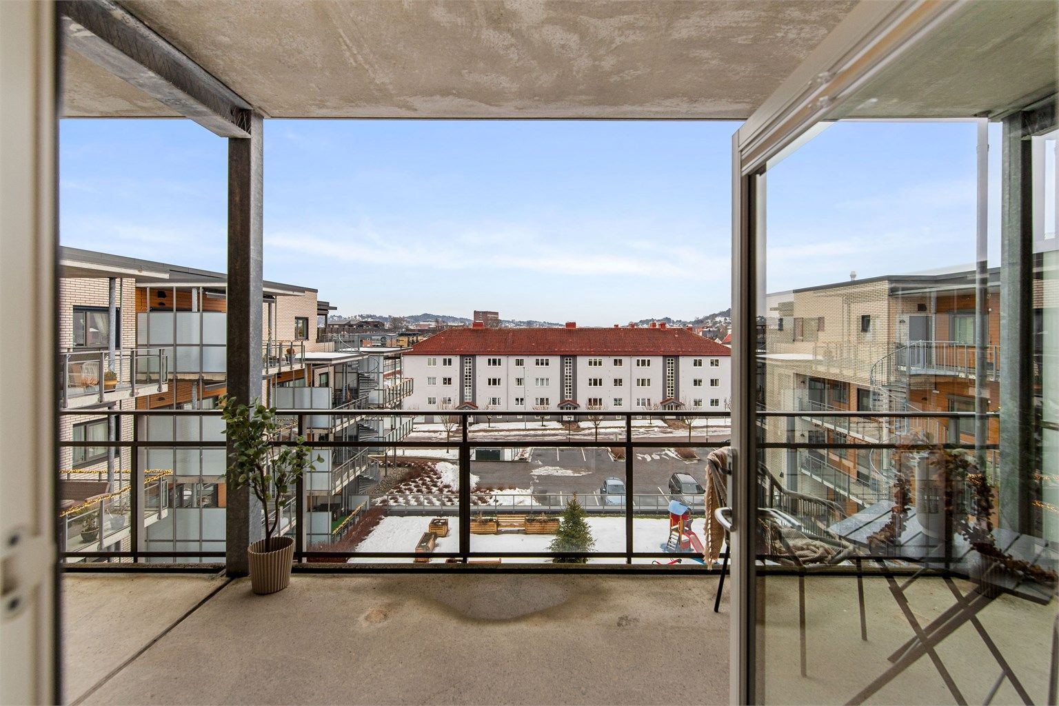 Sydvendt overbygget balkong med god plass til flere utegrupper