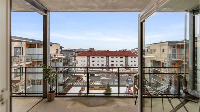 Sydvendt overbygget balkong med god plass til flere utegrupper