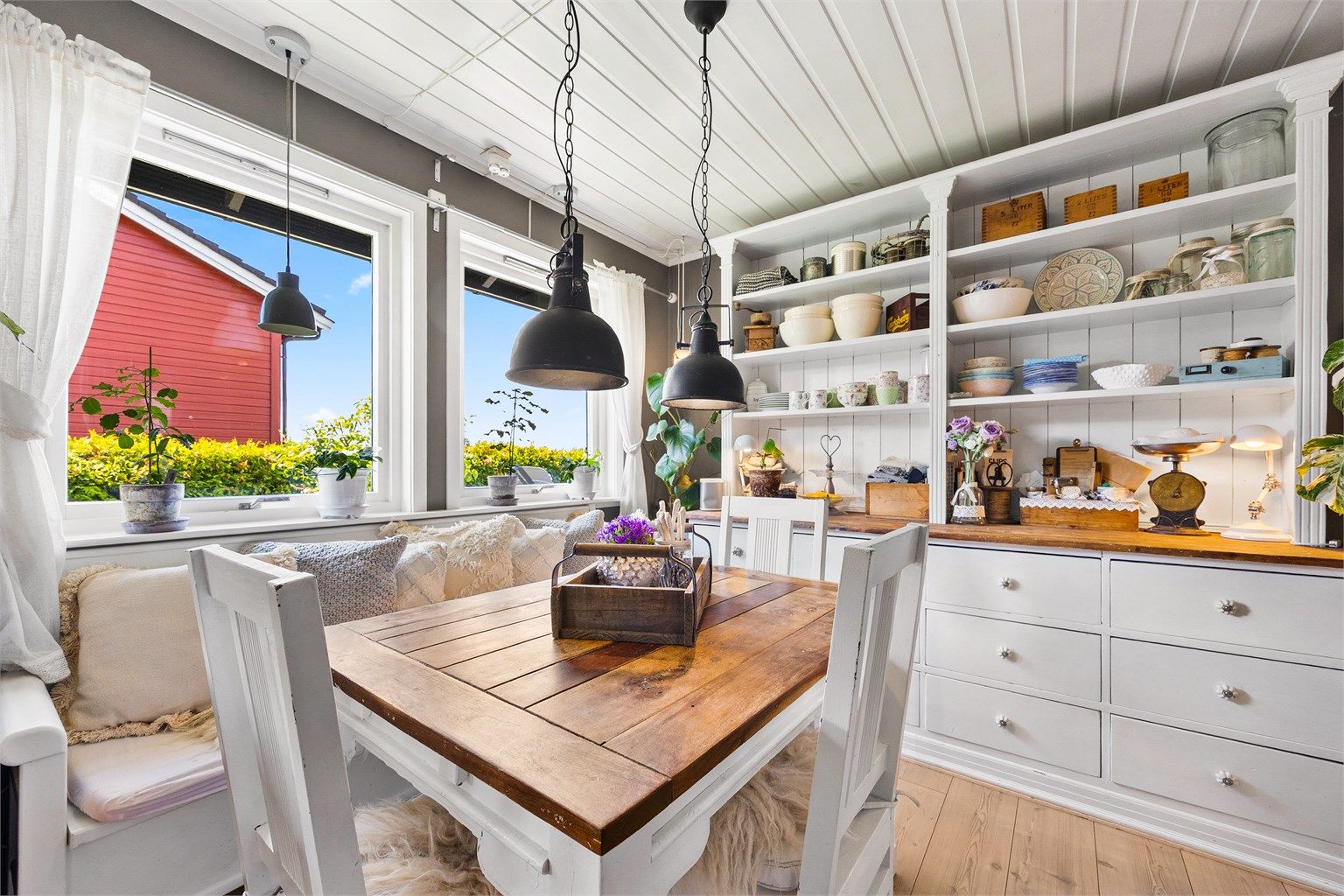 Åpne hyller og rikelig med skuffer gir gode oppbevaringsmuligheter.