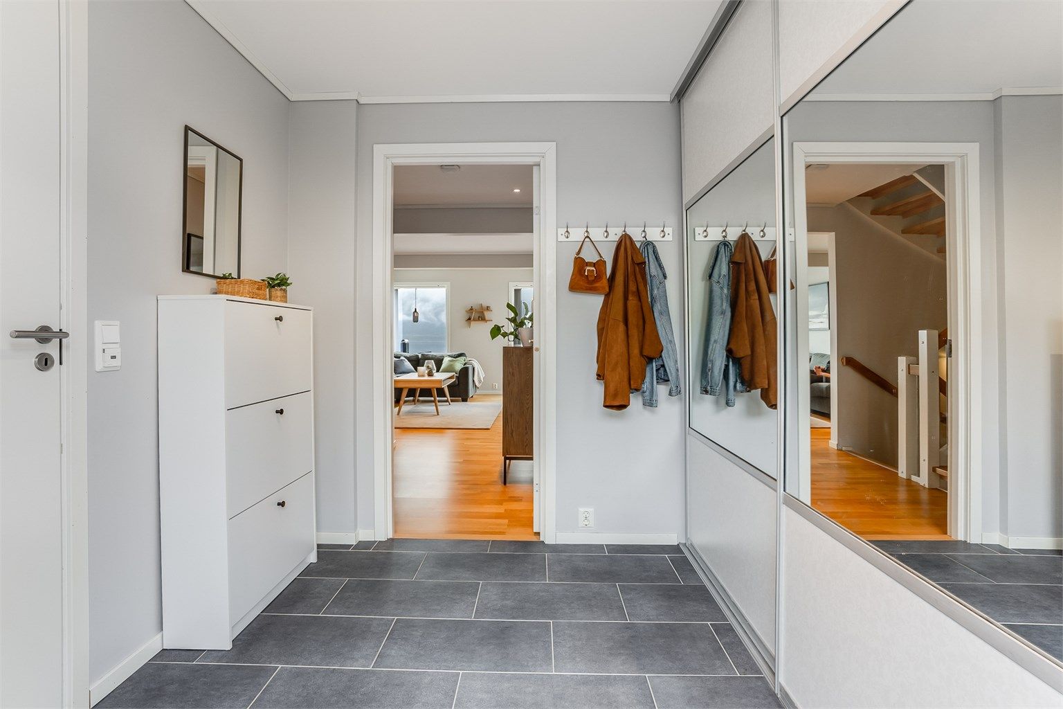Entre med flislagt gulv med gulvvarme. Skyvedørsgarderobe med gode oppbevaringsmuligheter