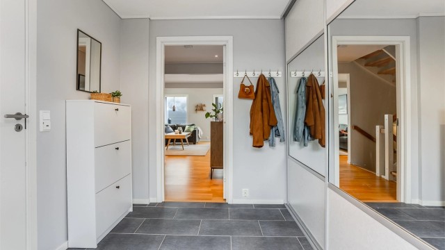 Entre med flislagt gulv med gulvvarme. Skyvedørsgarderobe med gode oppbevaringsmuligheter