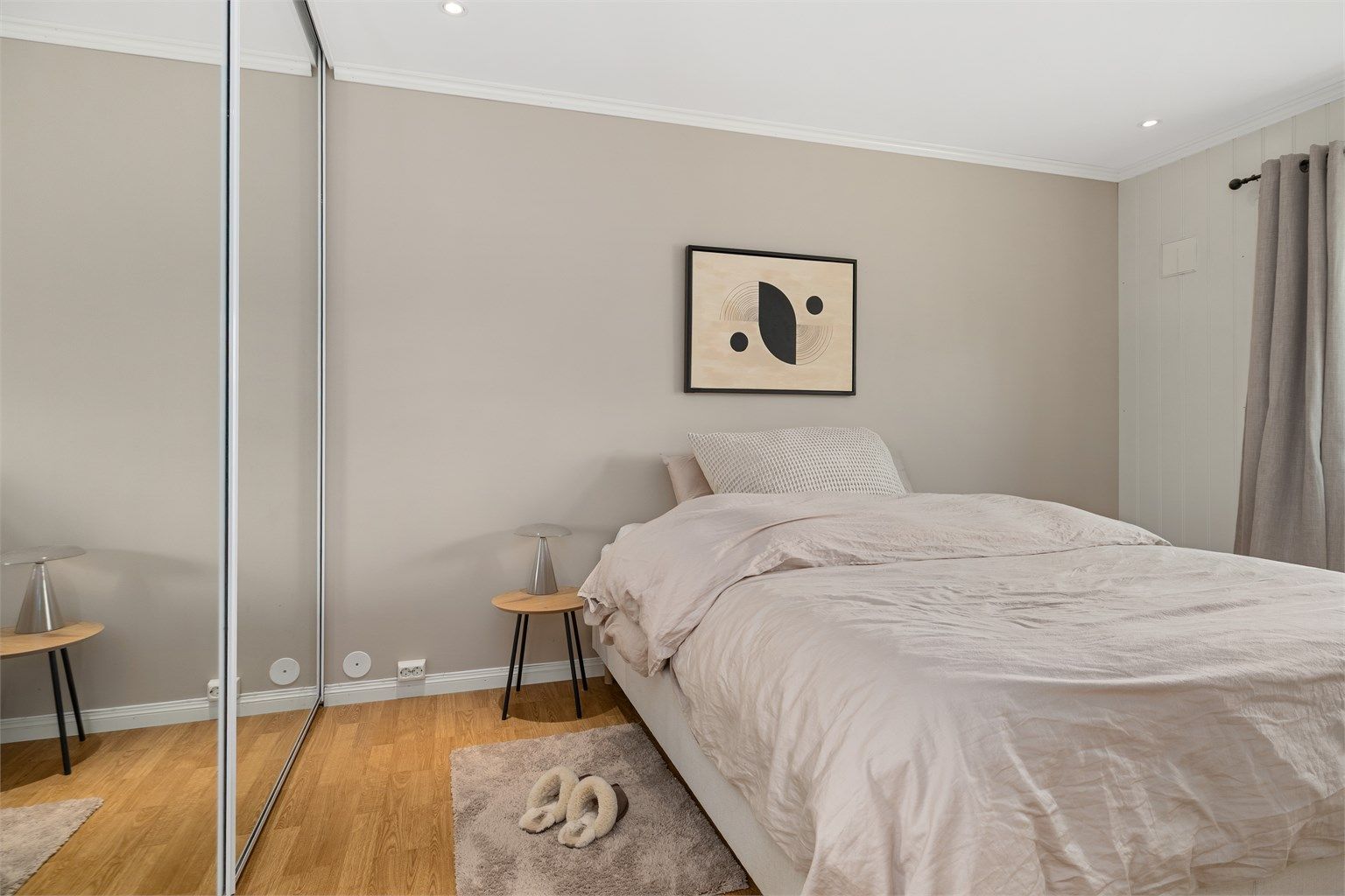 Hovedsoverom med stor skyvedørsgarderobe for rikelig med oppbevaring.
