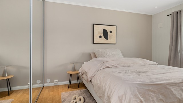 Hovedsoverom med stor skyvedørsgarderobe for rikelig med oppbevaring.