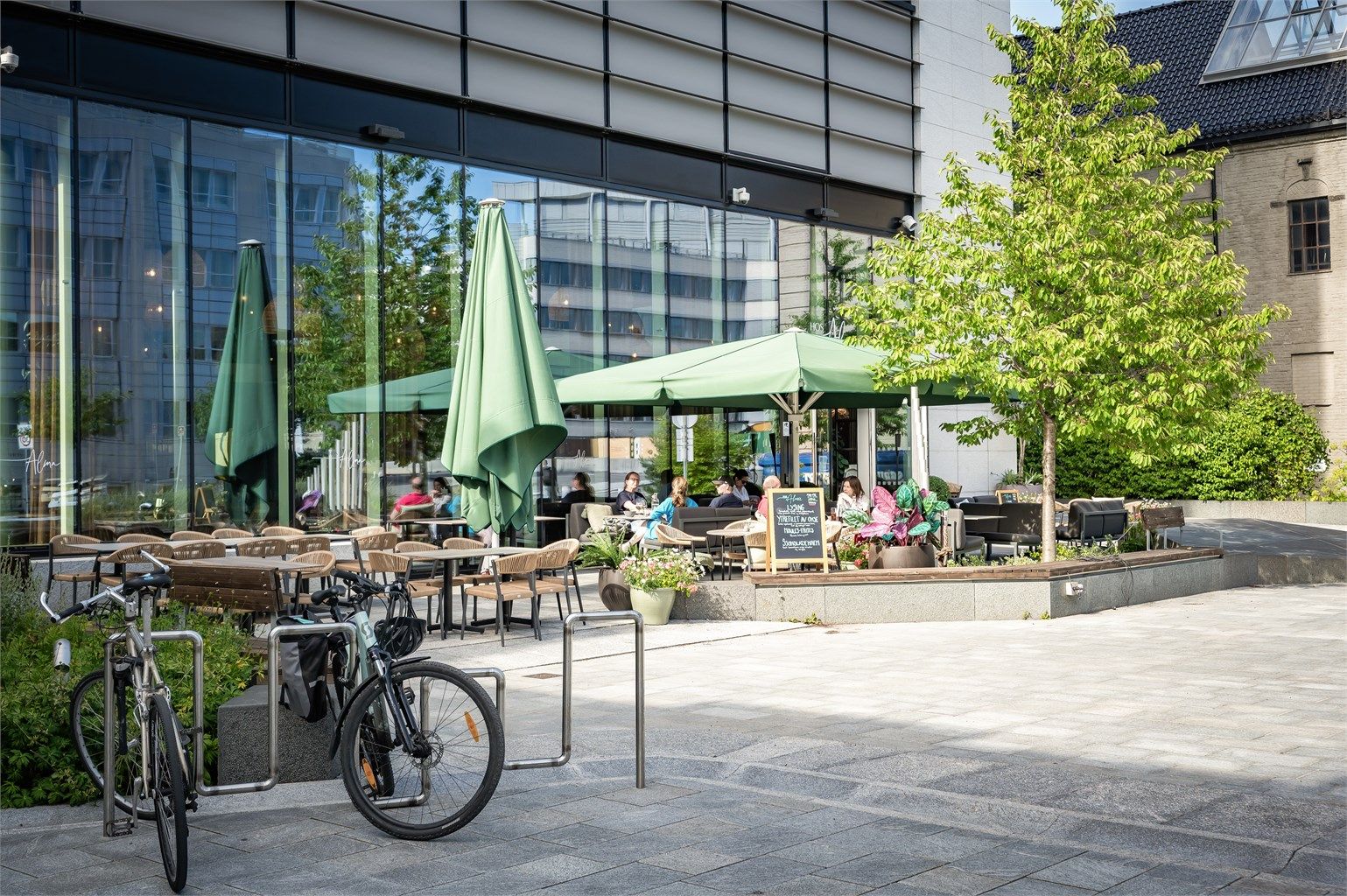 Flere hyggelige uteserveringer bidrar til et levende og sosialt nærmiljø.