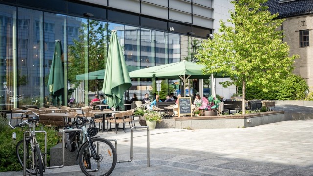 Flere hyggelige uteserveringer bidrar til et levende og sosialt nærmiljø.