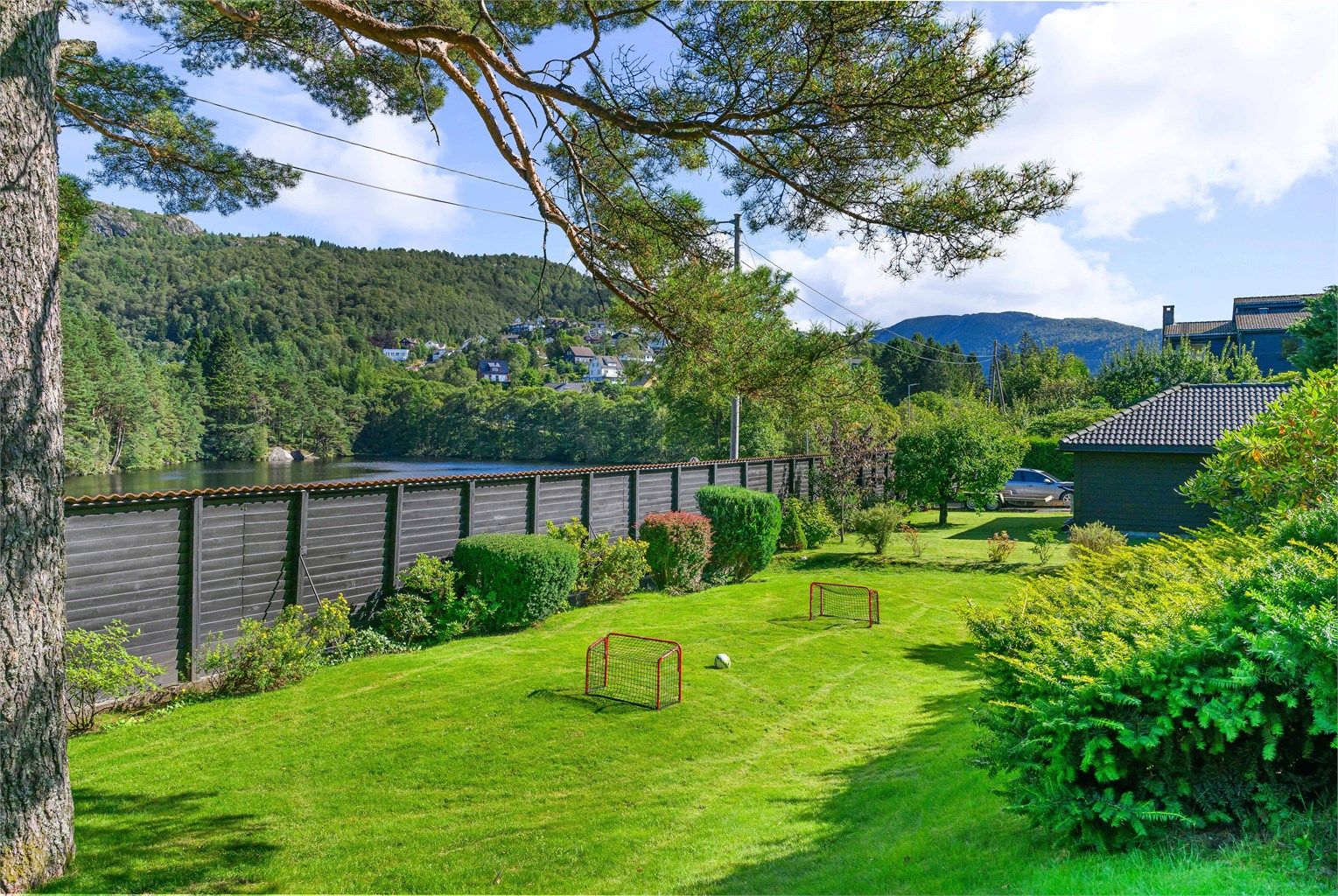 Perfekt hage for lek og moro for både liten og stor. 