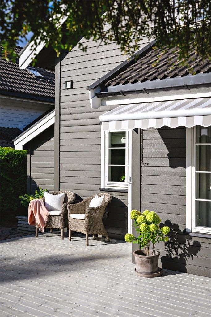 Lun og skjermet sørvendt terrasse med tilgang til boligens stue.