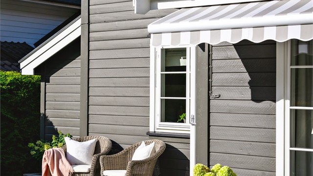 Lun og skjermet sørvendt terrasse med tilgang til boligens stue.