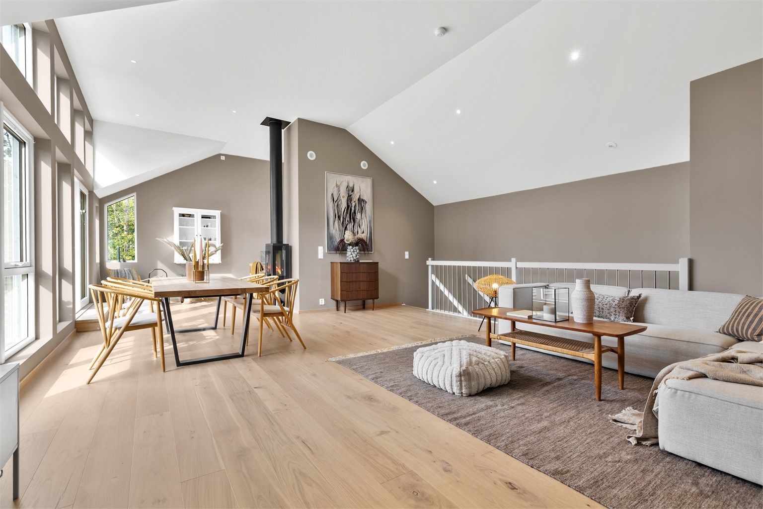 Lys og stor stue med spisestue. 