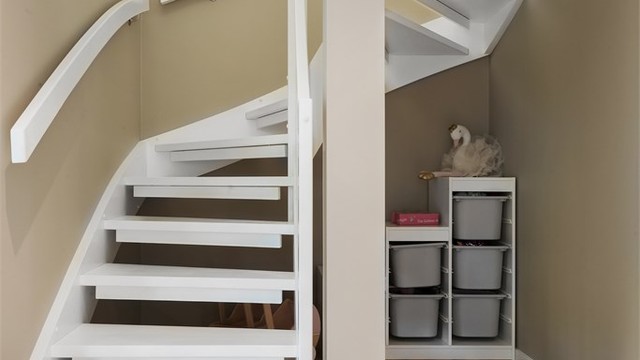 Innvendig tretrapp med lakkerte vanger binder de to etasjene sammen.