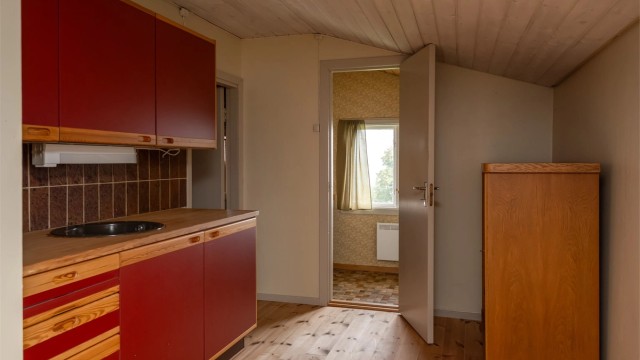 Kjøkkenet er opprinnelig byggemeldt som deler av bod og soverom, og deler av arealet er av den grunn ikke godkjent for varig opphold. Kjøper overtar alt ansvar, eventuell kostnad og risiko forbundet med dette.