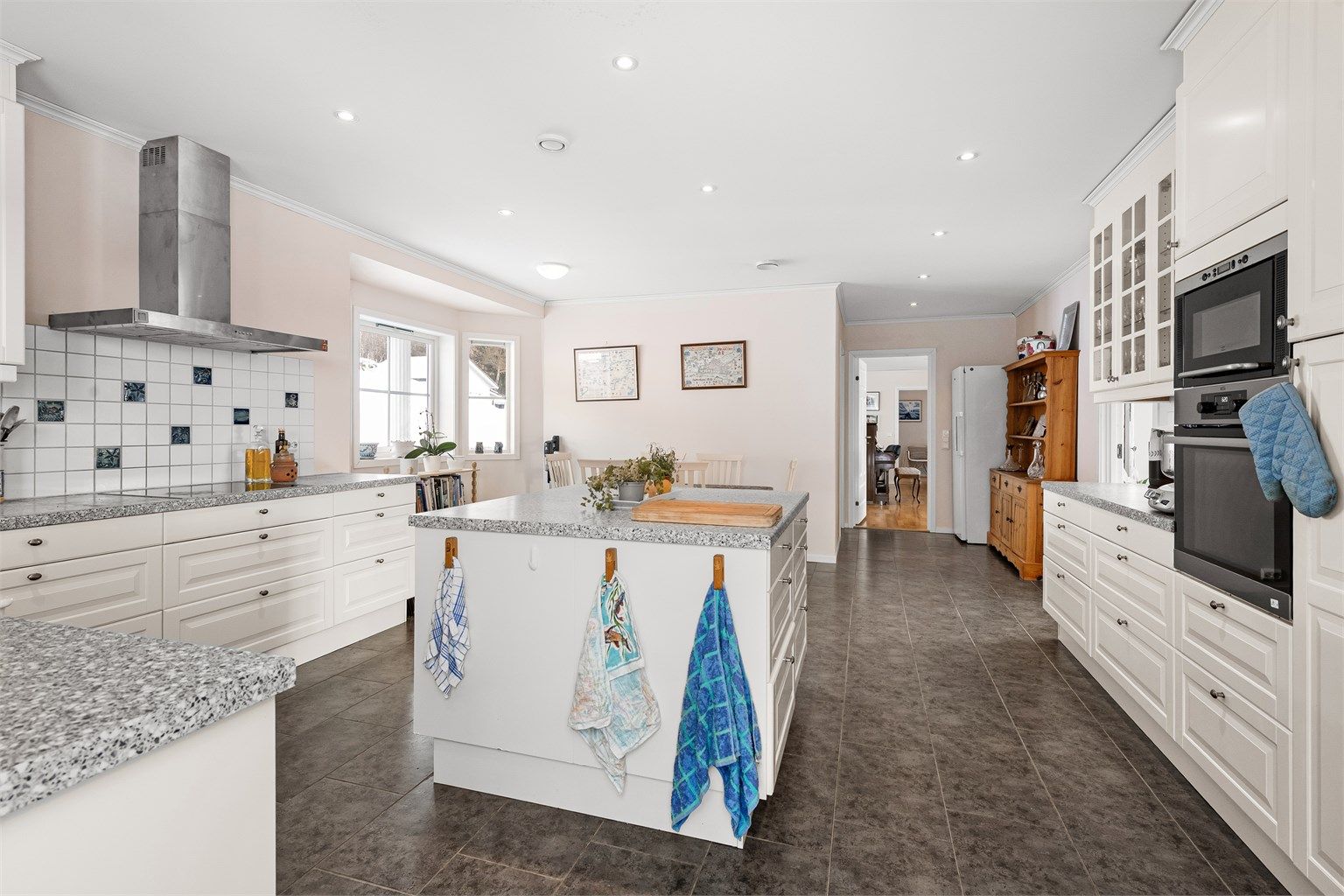 Hvitevarene er fra Miele og AEG, inkludert to integrerte kjøleskap.