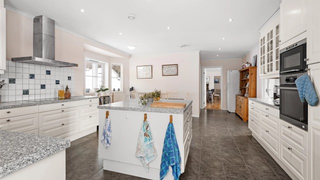 Hvitevarene er fra Miele og AEG, inkludert to integrerte kjøleskap.