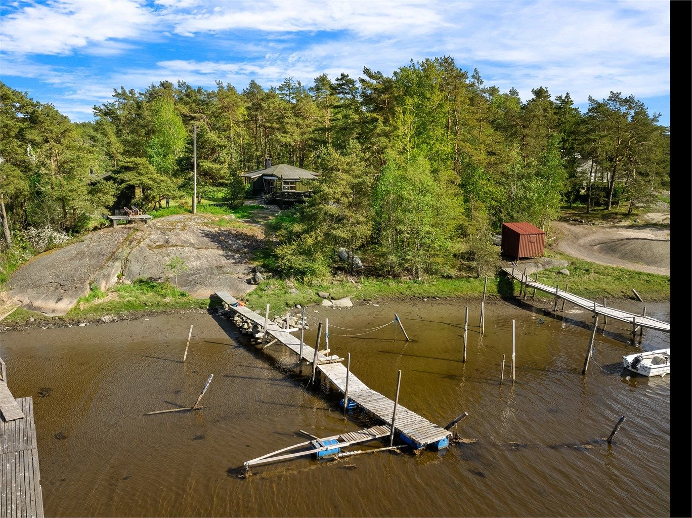 Eiendommen har tinglyst rett til båtplass. Felles brygge som disponeres av flere hytteeiere med felles vedlikehold. 