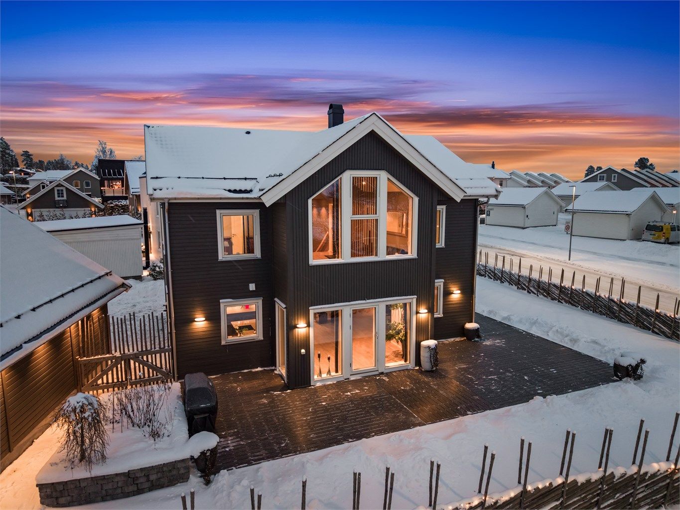 En moderne enebolig over to plan fra 2018 med frittstående garasje og terrasse på hele 69 kvm!