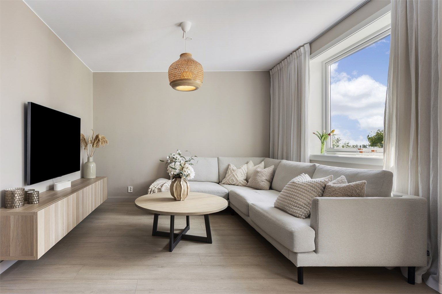 Stuen har plass til en romslig sofagruppe. Overflater er pusset opp i 2022.