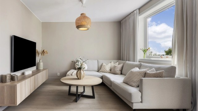 Stuen har plass til en romslig sofagruppe. Overflater er pusset opp i 2022.