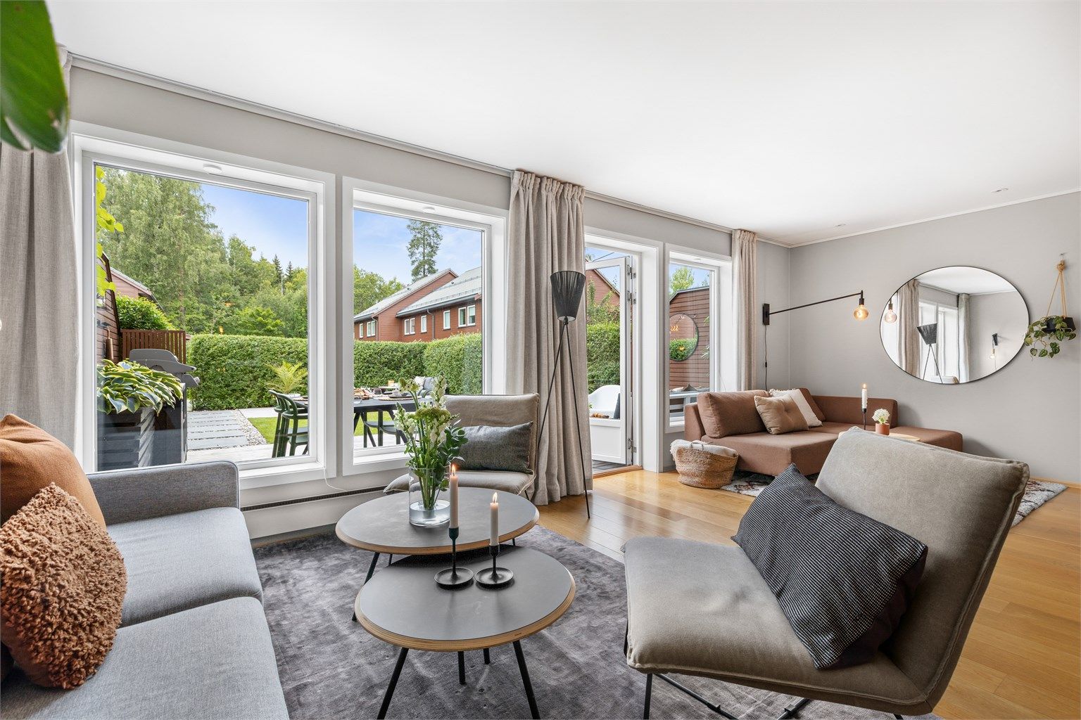 Fra stuen er det utgang til markterrassen.