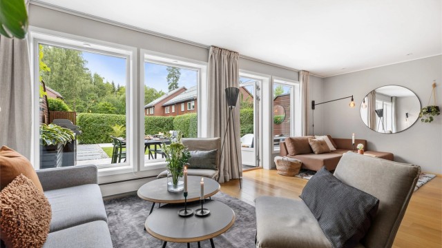 Fra stuen er det utgang til markterrassen.