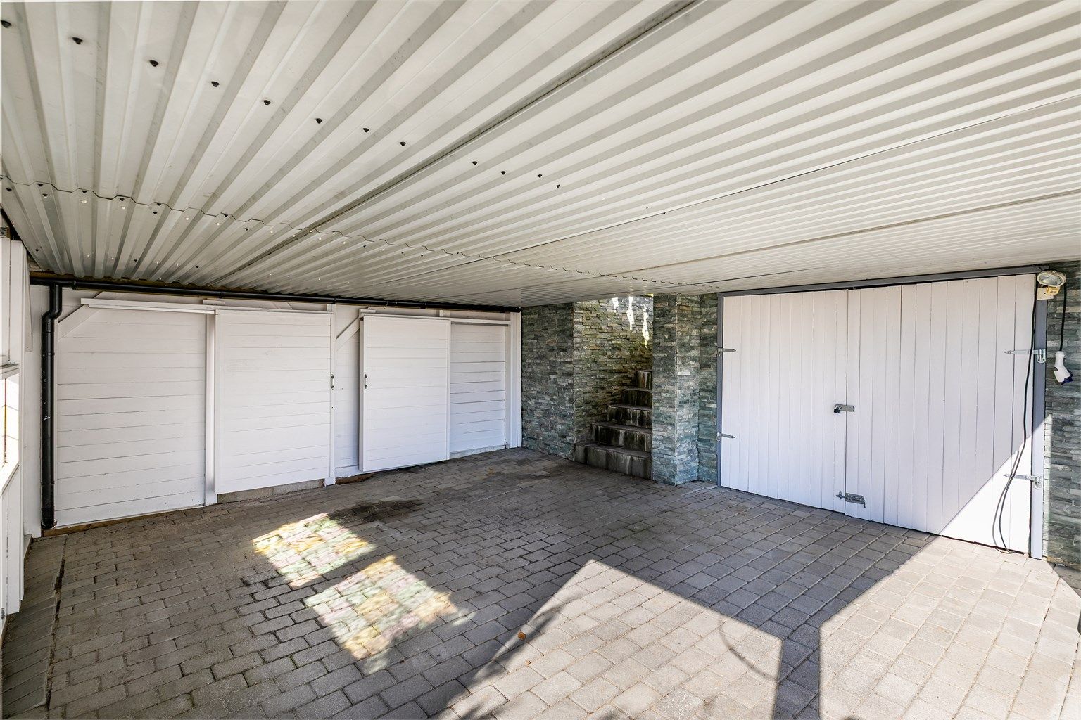 Bak carporten er det oppført en bod på ca. 5 kvm. Det foreligger ingen dokumentasjon på at denne er omsøkt eller godkjent av kommunen.