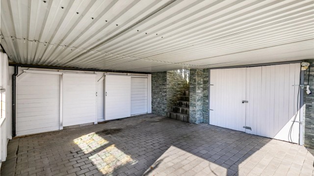 Bak carporten er det oppført en bod på ca. 5 kvm. Det foreligger ingen dokumentasjon på at denne er omsøkt eller godkjent av kommunen.