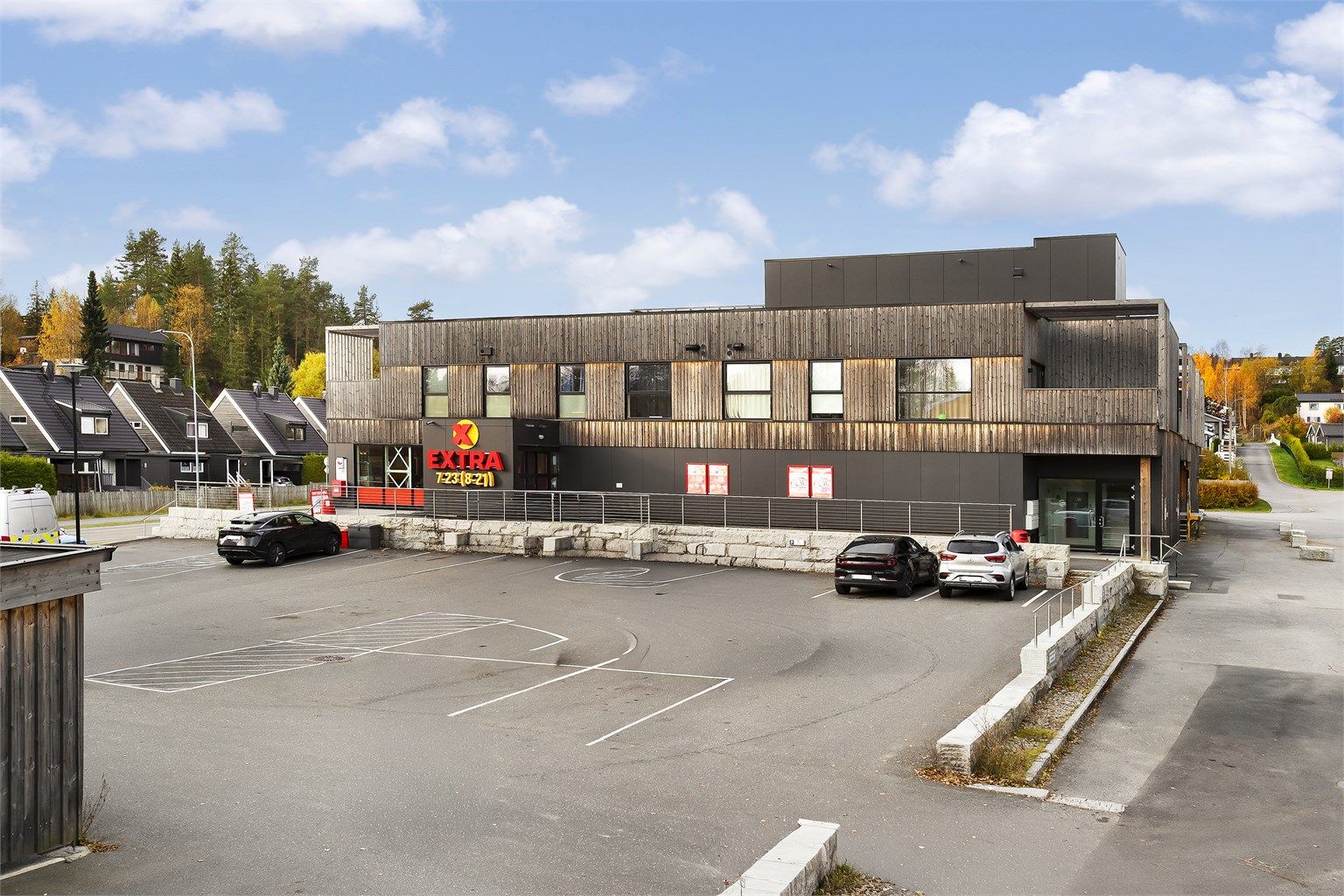 Coop Extra ligger kun en liten kjøretur unna og ligger midt i sentrum av Siggerd
