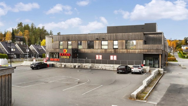 Coop Extra ligger kun en liten kjøretur unna og ligger midt i sentrum av Siggerd